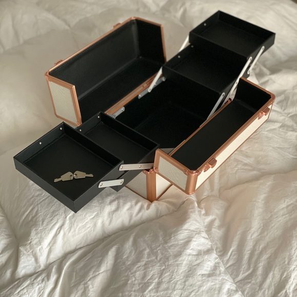 BELLA case - Picture 5 of 7